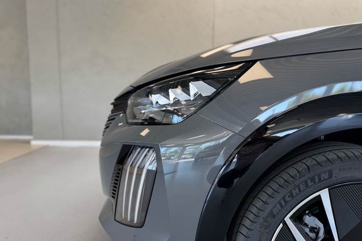 Grå Peugeot e-208 fra 2026