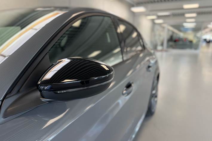 Grå Peugeot e-208 fra 2026