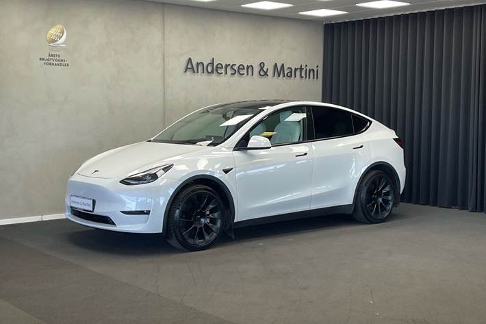Hvid Tesla Model Y fra 2021