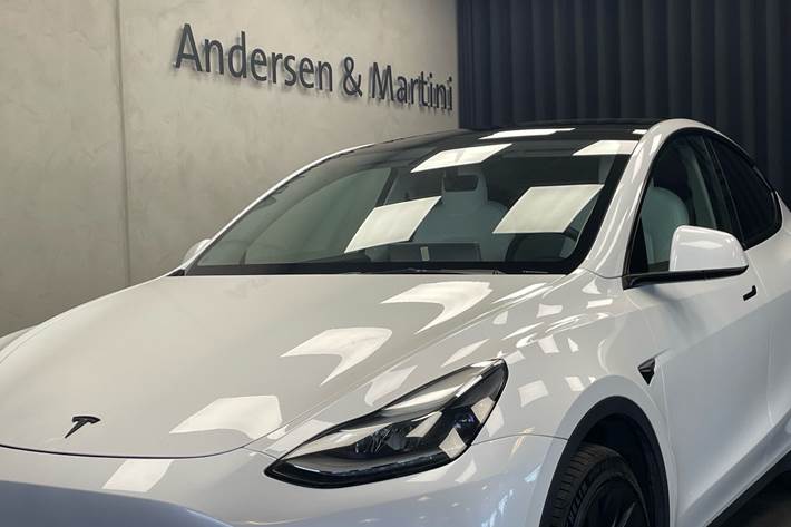 Hvid Tesla Model Y fra 2021