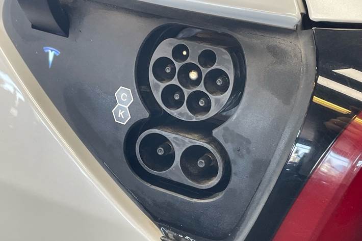 Hvid Tesla Model Y fra 2021
