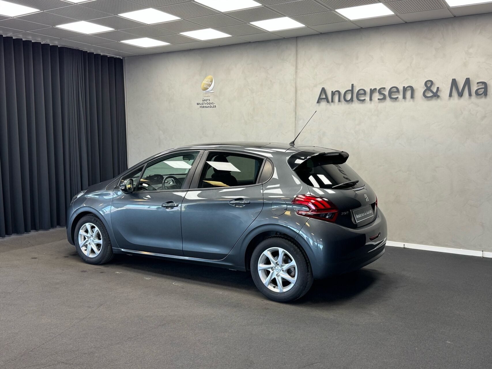 Grå Peugeot 208 fra 2016