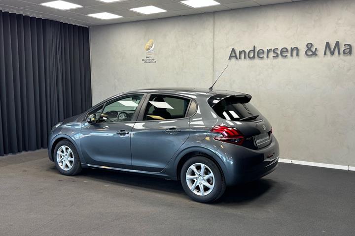 Grå Peugeot 208 fra 2016