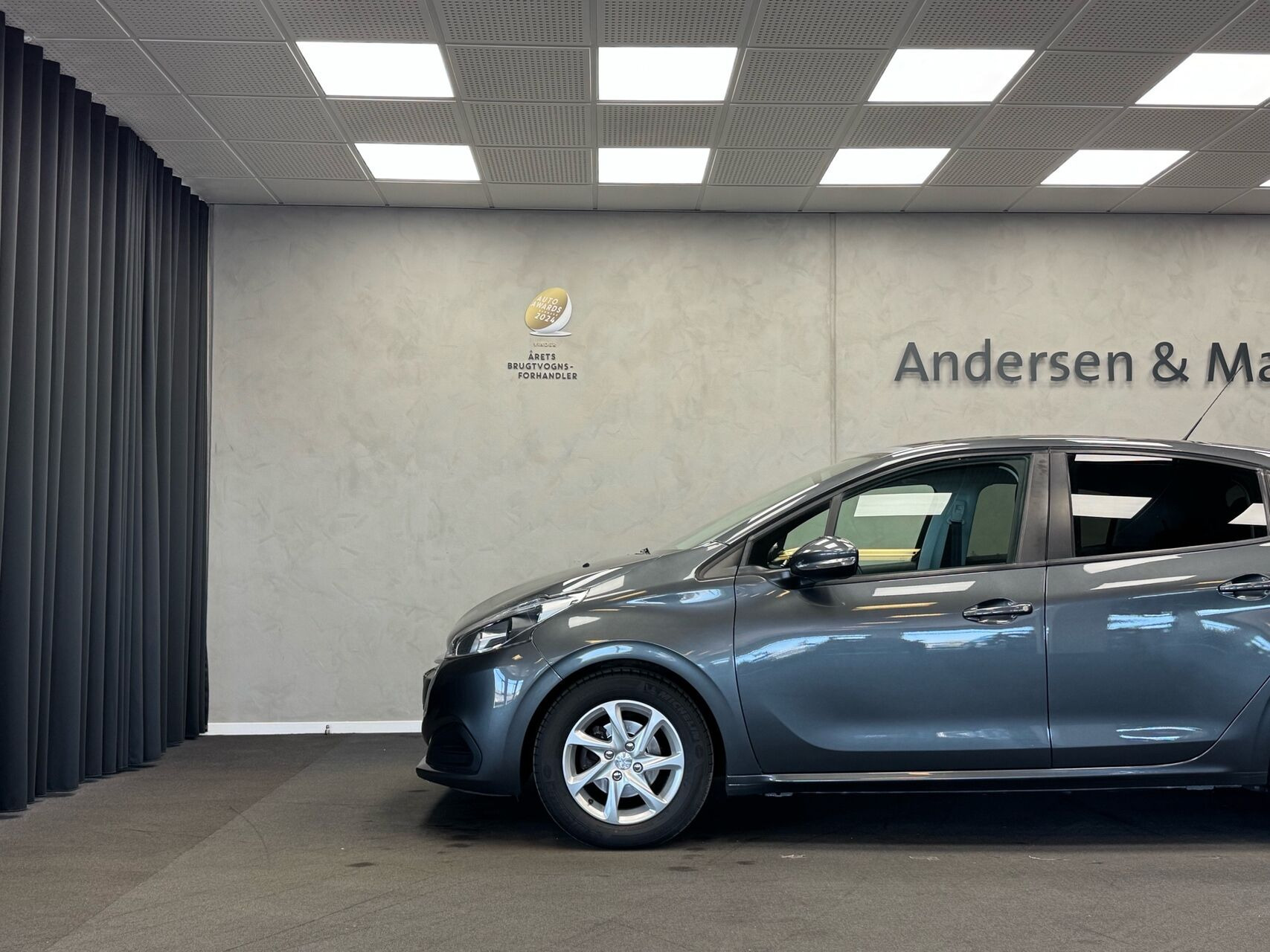 Grå Peugeot 208 fra 2016
