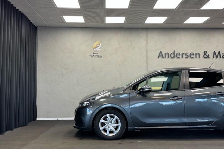Grå Peugeot 208 fra 2016