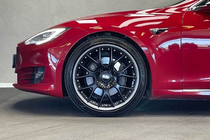 Rød Tesla Model S fra 2019