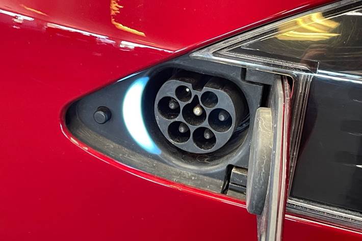 Rød Tesla Model S fra 2019