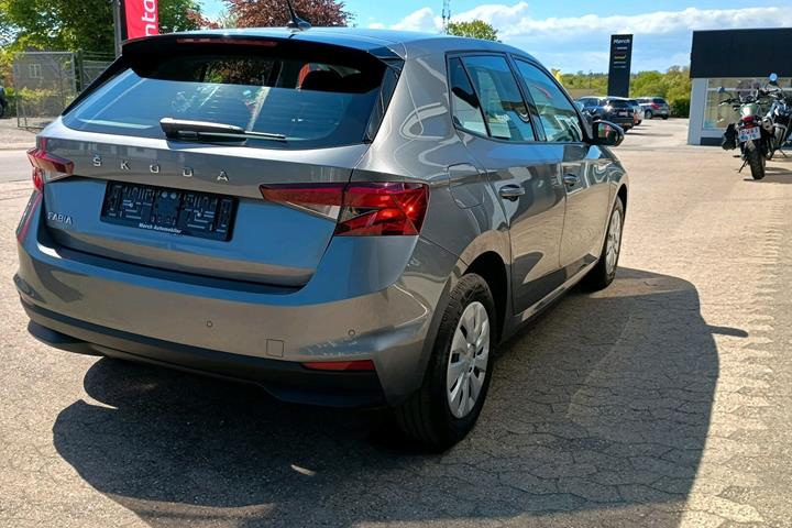 Grå Skoda Fabia fra 2023