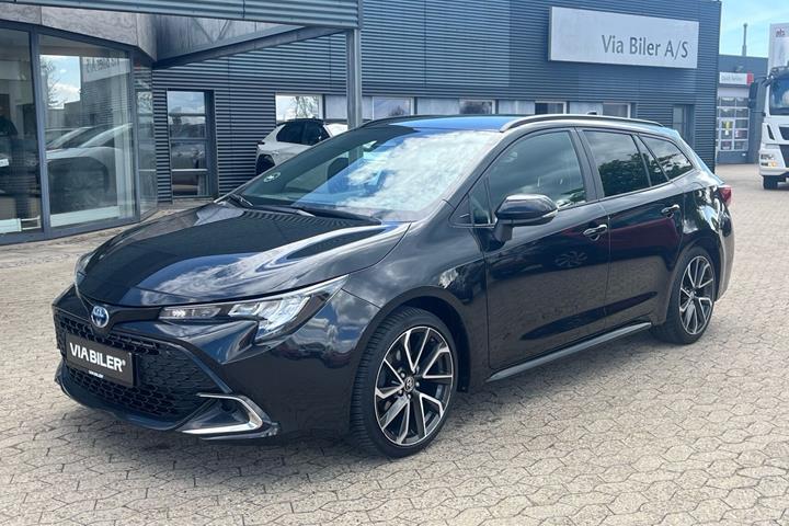 Sort Toyota Corolla fra 2023 set udefra