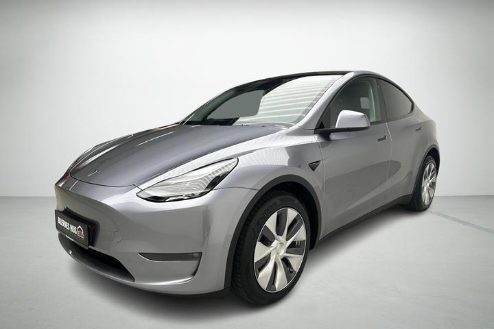 Grå Tesla Model Y fra 2024