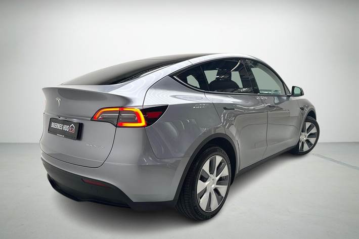 Grå Tesla Model Y fra 2024