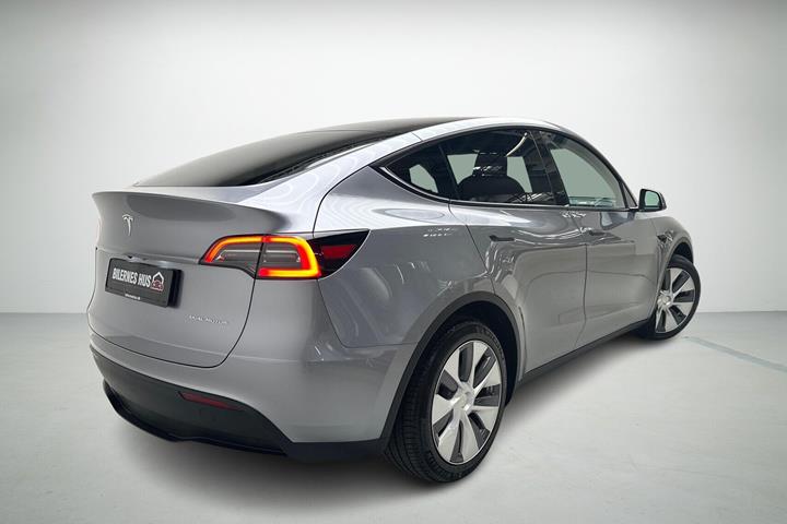 Grå Tesla Model Y fra 2024