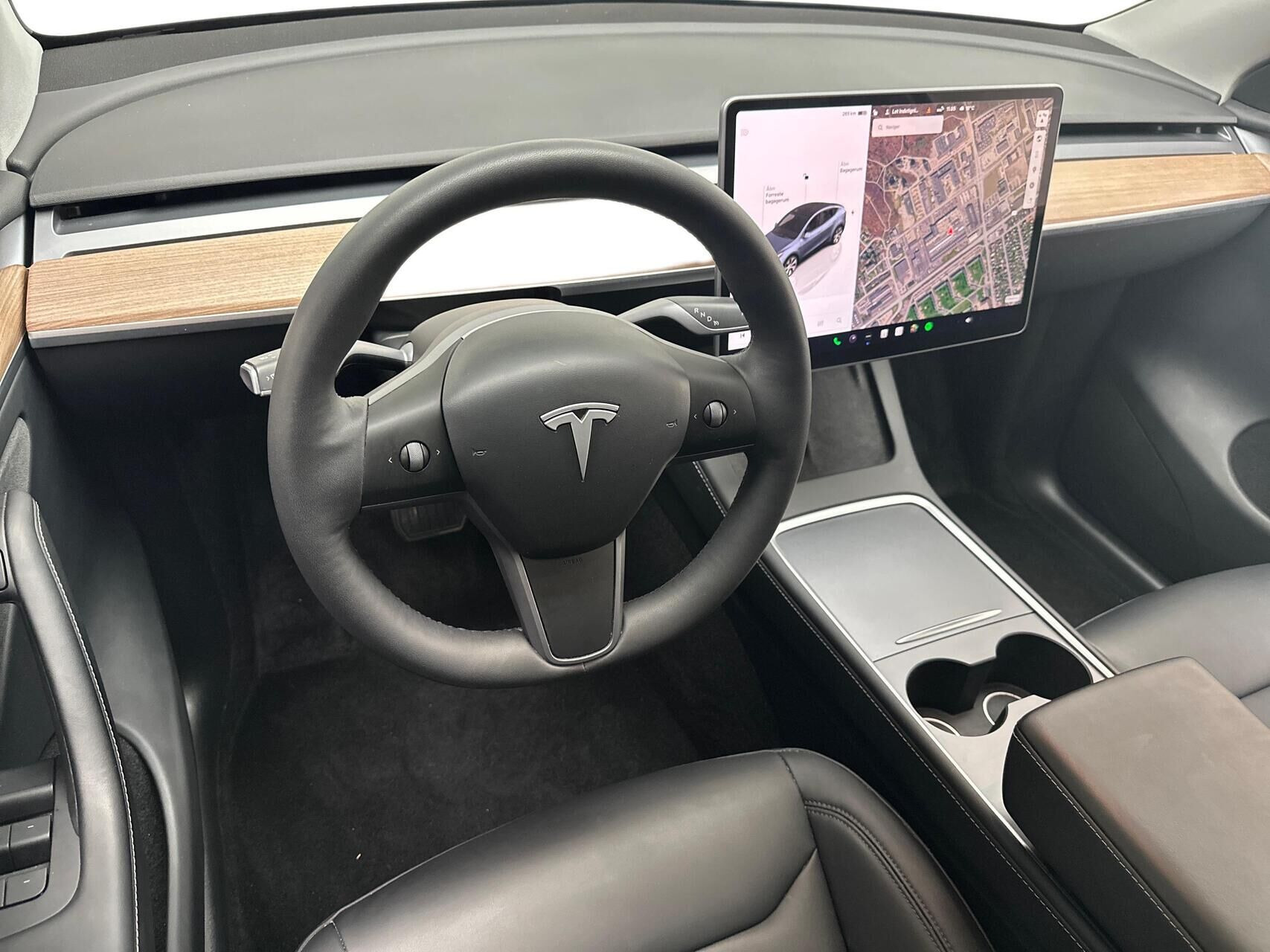 Grå Tesla Model Y fra 2024