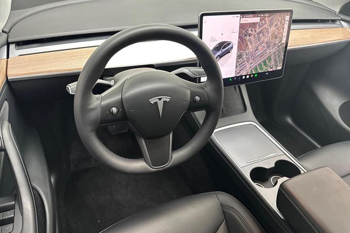 Grå Tesla Model Y fra 2024