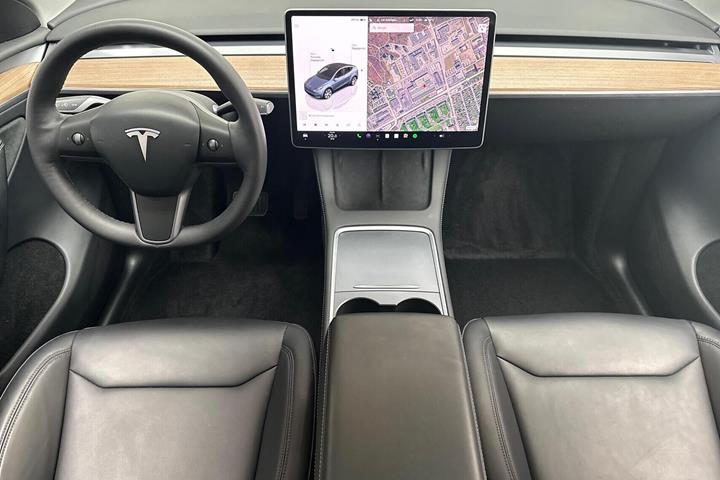 Grå Tesla Model Y fra 2024