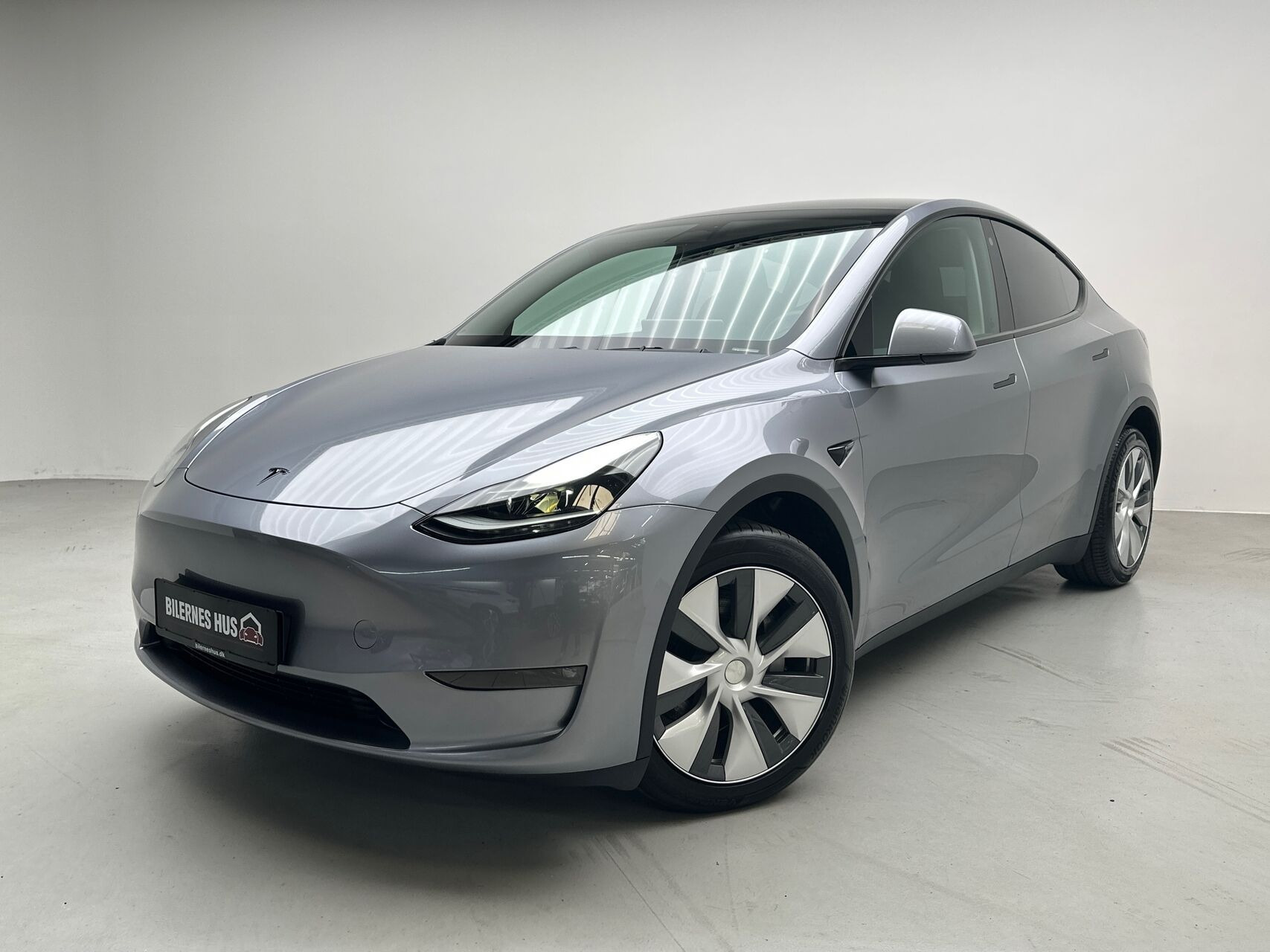Grå Tesla Model Y fra 2024