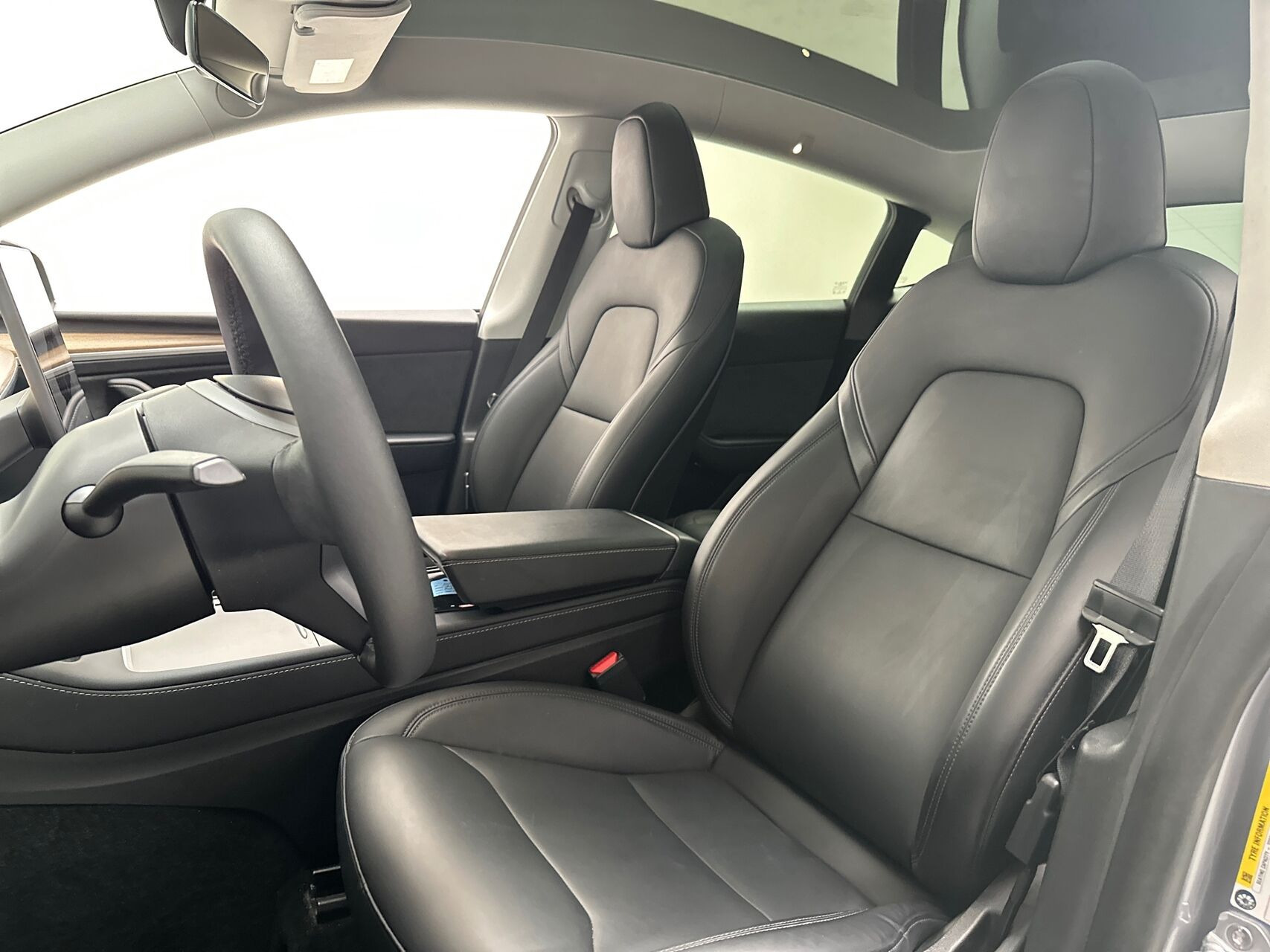 Grå Tesla Model Y fra 2024