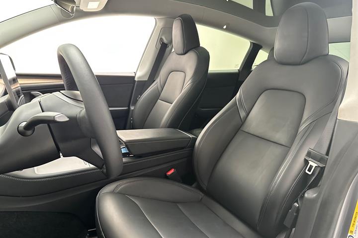 Grå Tesla Model Y fra 2024