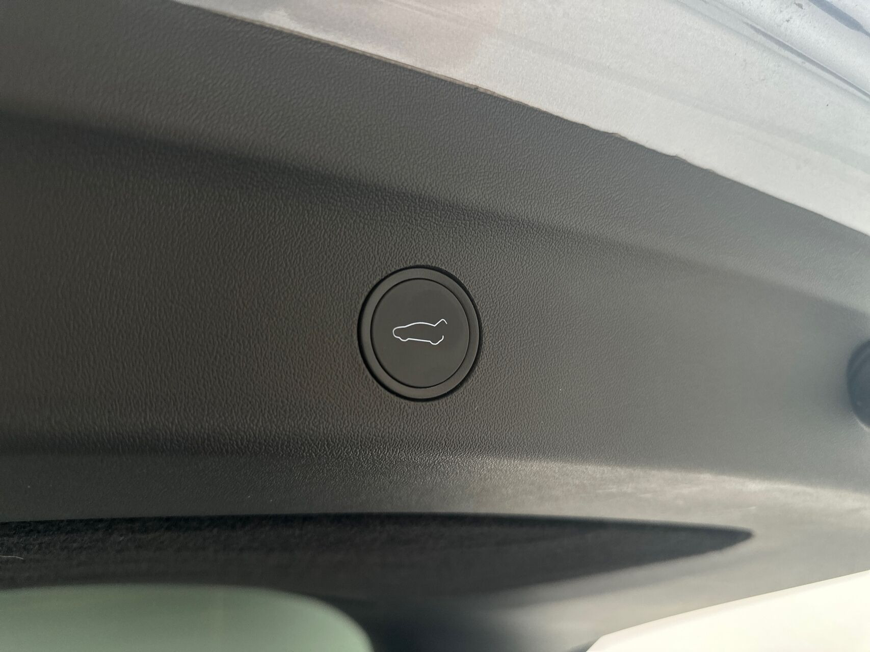 Grå Tesla Model Y fra 2024