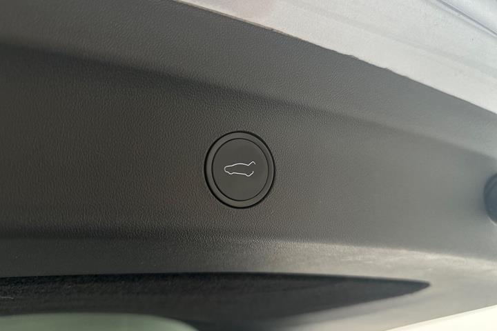 Grå Tesla Model Y fra 2024