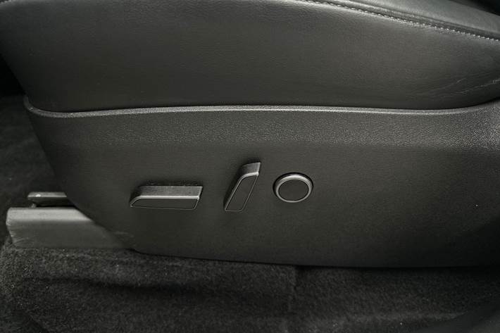 Grå Tesla Model Y fra 2024