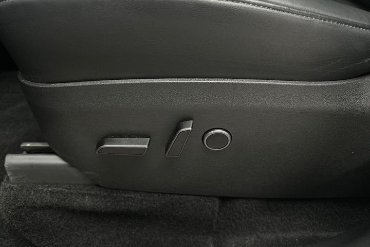 Grå Tesla Model Y fra 2024