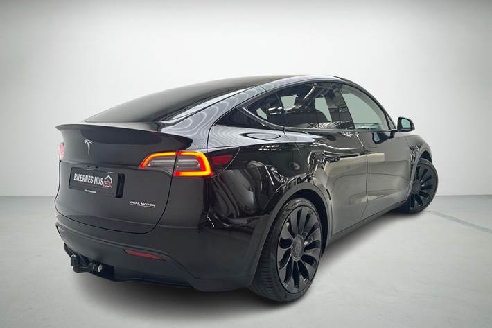 Sort Tesla Model Y fra 2023