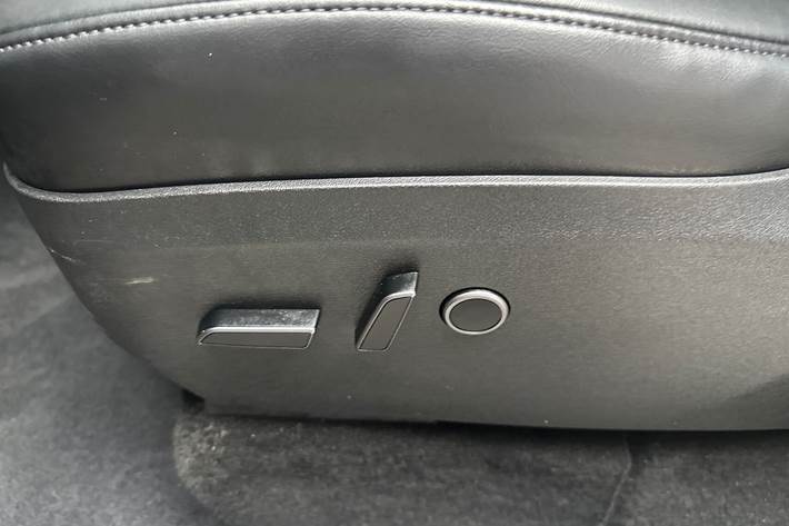Sort Tesla Model Y fra 2023
