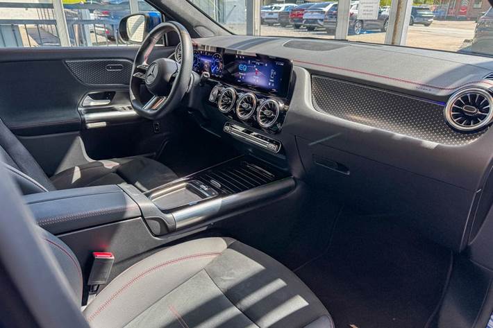 Blå Mercedes EQA 250+ fra 2024