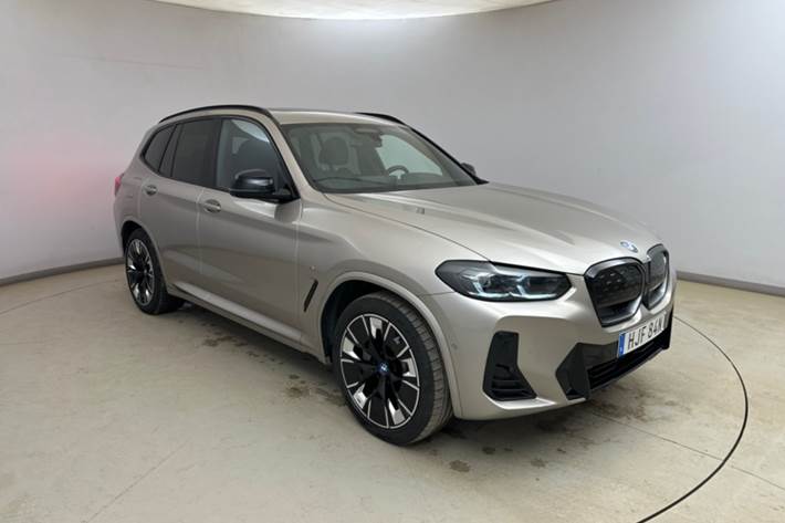 Orange BMW iX3 fra 2023
