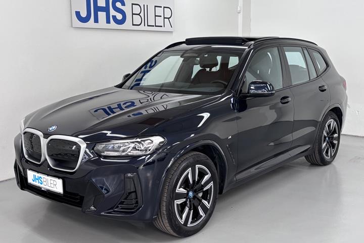 Blå BMW iX3 fra 2024 set udefra