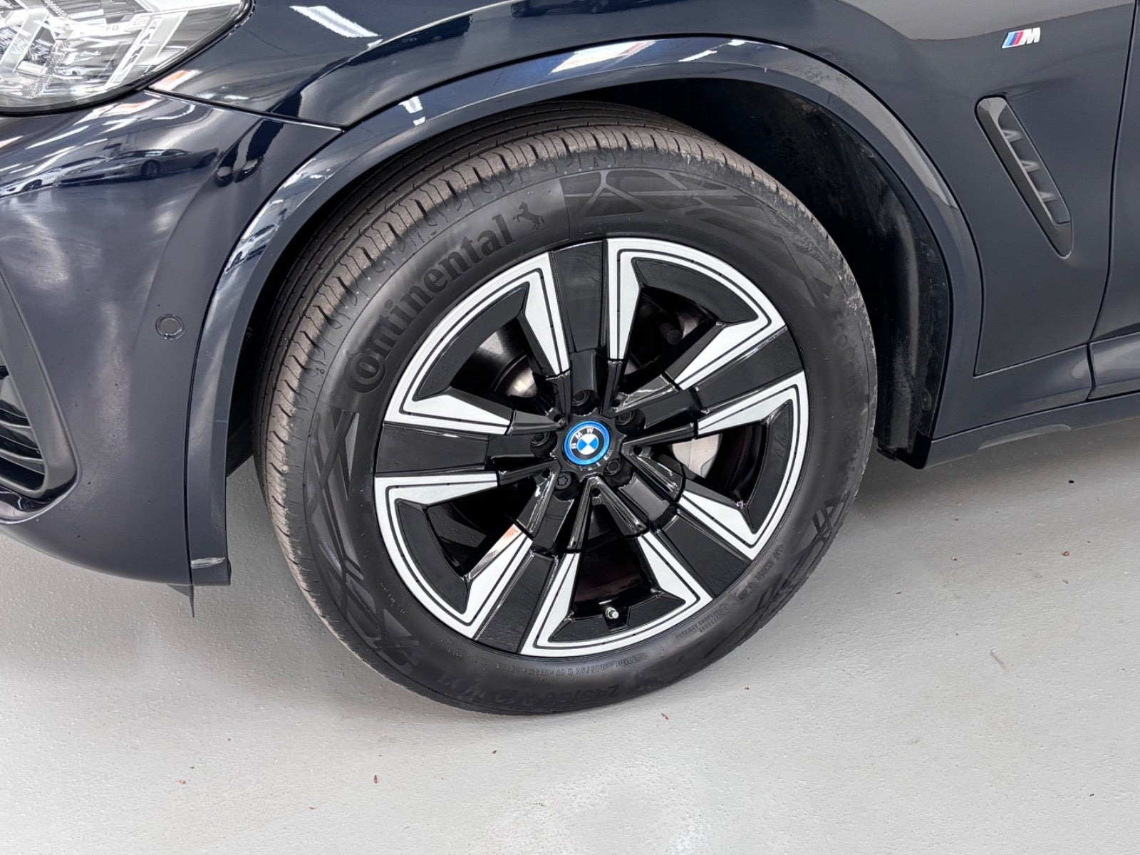 Blå BMW iX3 fra 2024