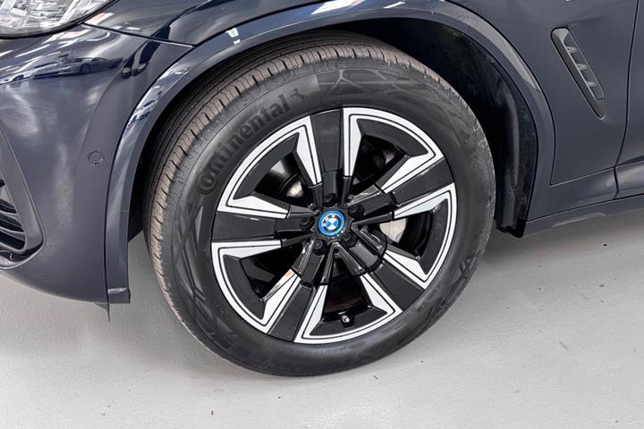 Blå BMW iX3 fra 2024