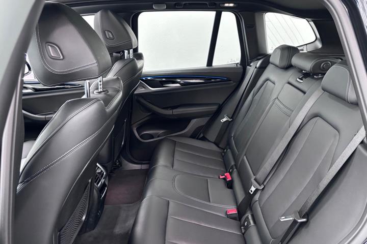 Blå BMW iX3 fra 2024