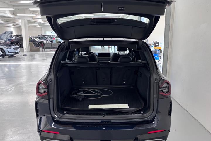 Blå BMW iX3 fra 2024