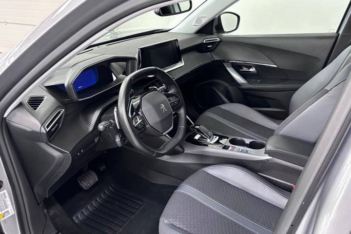 Sølv Peugeot 2008 fra 2020