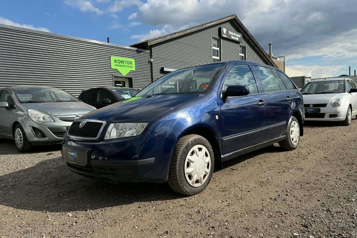 Grå Skoda Fabia fra 2004 set udefra