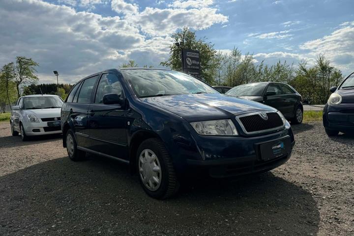 Grå Skoda Fabia fra 2004