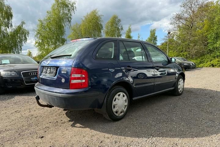 Grå Skoda Fabia fra 2004