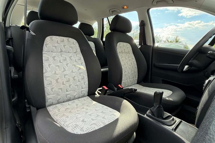 Grå Skoda Fabia fra 2004