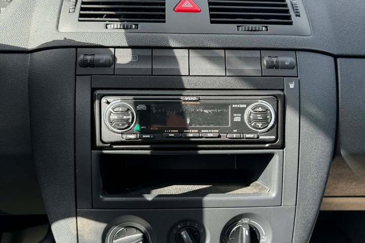 Grå Skoda Fabia fra 2004