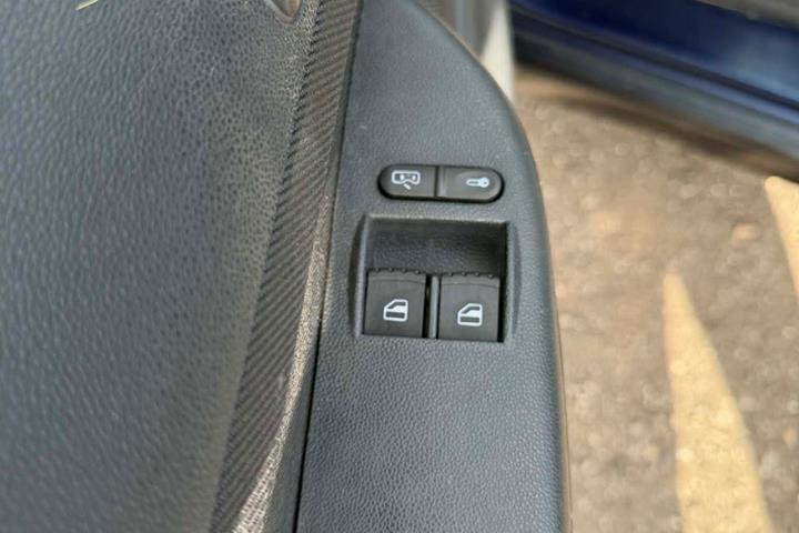 Grå Skoda Fabia fra 2004