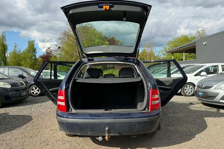 Grå Skoda Fabia fra 2004