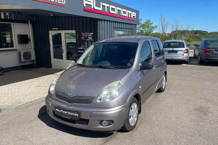 Grå Toyota Yaris Verso fra 2003