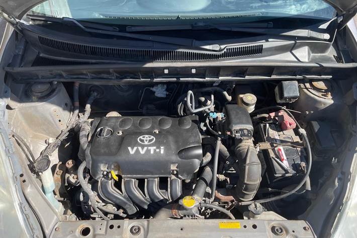 Grå Toyota Yaris Verso fra 2003