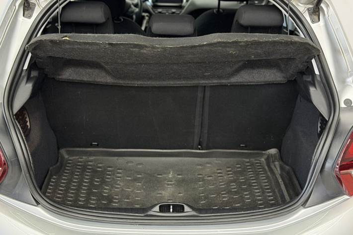 Sølv Peugeot 208 fra 2017