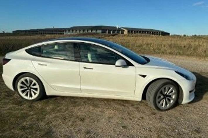 Hvid Tesla Model 3 fra 2023