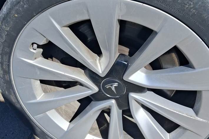Hvid Tesla Model 3 fra 2023