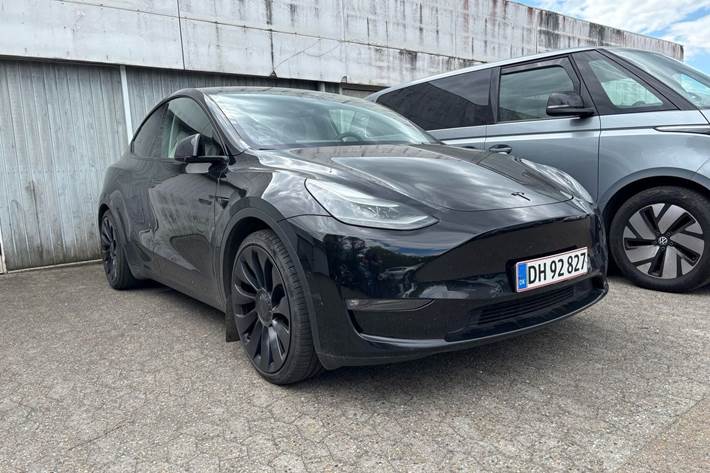 Sort Tesla Model Y fra 2022