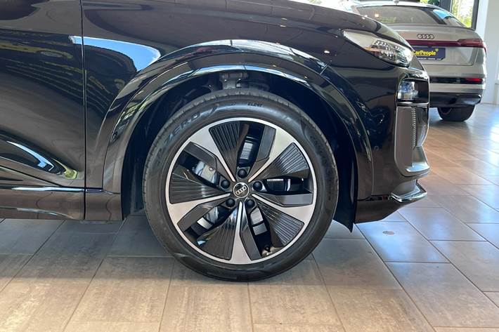 Sort Audi Q6 e-tron fra 2025